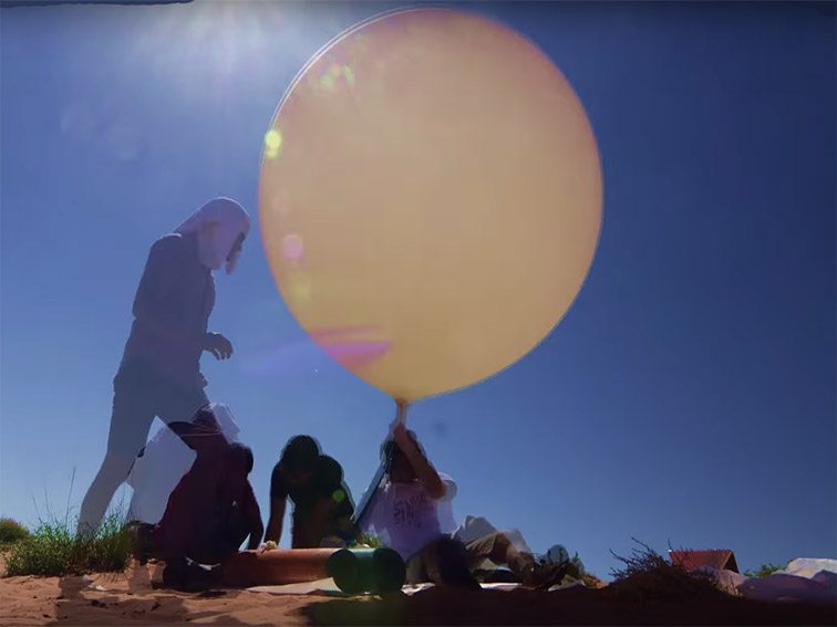 他们把GoPro放在气球上，然后飞到了平流层